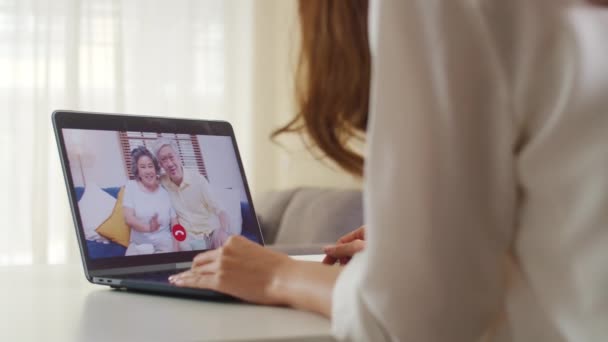 Jonge Aziatische Zakenvrouw Met Behulp Van Laptop Videogesprek Praten Met — Stockvideo