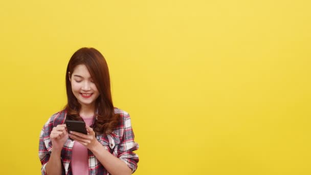 Sorrindo Adorável Mulher Asiática Usando Telefone Com Expressão Positiva Sorri — Vídeo de Stock