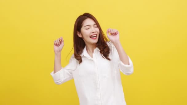 Feliz Animado Jovem Engraçado Senhora Asiática Ouvir Música Dançar Roupas — Vídeo de Stock