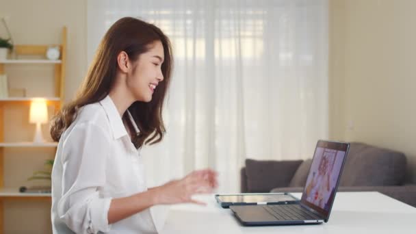年轻的亚洲女商人在客厅工作时 用手提电脑视频与家人和妈妈通话 自我隔离 社会疏离 检疫以预防结肠病毒 — 图库视频影像