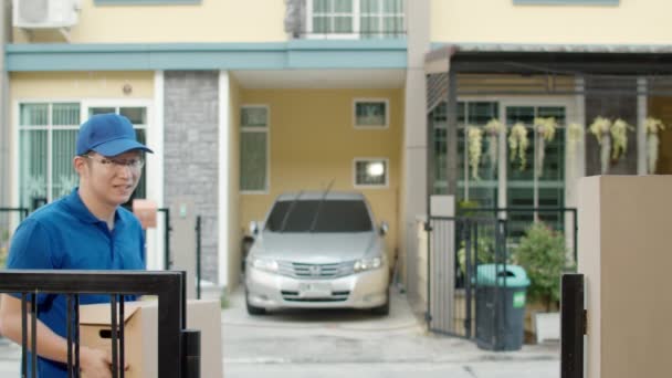 Müşteri Göndermek Için Paket Kutuları Tutan Genç Postacı Kargo Arabasının — Stok video