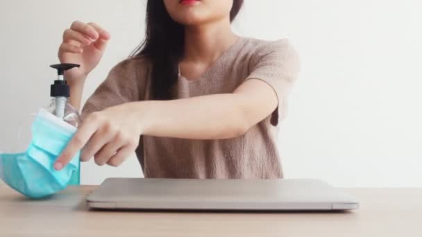 Femme Asiatique Utilisant Gel Alcool Désinfectant Pour Les Mains Laver — Video