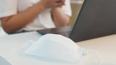 Serbest çalışan Asyalı iş kadını, sosyal uzaklık evde kalırken ve karantina süresi, koronavirüs konsepti....