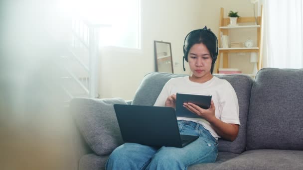 아시아 프리랜서 사업을 집에서 직장에 고객들과 직장에서 통화를 노트북을 사용하는 — 비디오