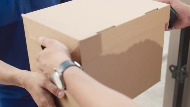 Junger Postbote Hält Paketkästen Für Den Versand Kunden Asiatische Männer — Stockvideo