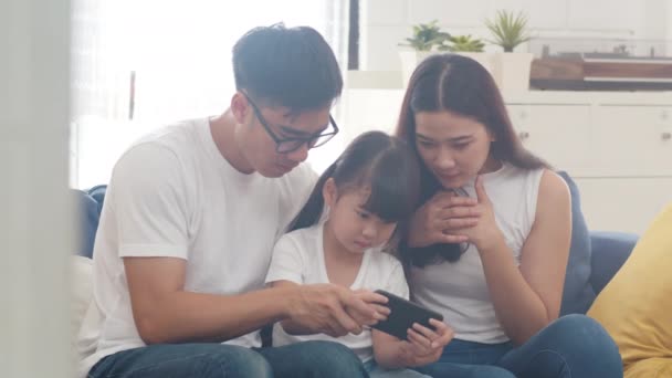 Happy Asian Family Dad Mom Daughter Playing Funny Game Online — Stock Video