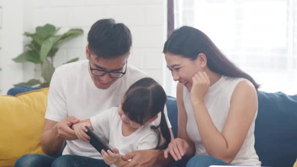 Happy Asian Familie Vader Moeder Dochter Spelen Grappig Spel Online — Stockvideo