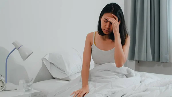건강하지 여성은 불면증을 아시아의 여자는 진통제를 복용하고 아침에 침대에 마시고 — 스톡 사진