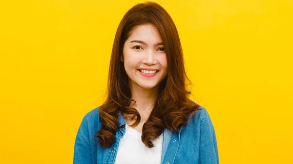 Smilende Bedårende Asiatisk Kvinne Med Positivt Uttrykk Smiler Bredt Kledd – stockfoto
