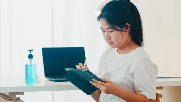 Asiática Freelance Mulher Negócios Casual Desgaste Usando Tablet Trabalhando Chamada — Fotografia de Stock