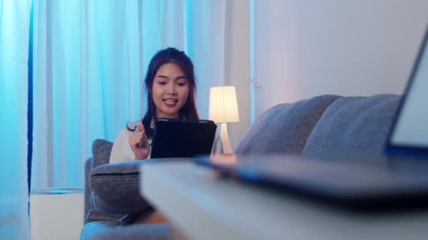 Femme Affaires Asiatique Utilisant Tablette Parler Des Collègues Sur Plan — Video