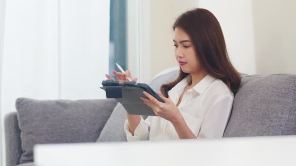 Jovem Mulher Negócios Asiática Usando Tablet Chamada Vídeo Conversando Com — Vídeo de Stock