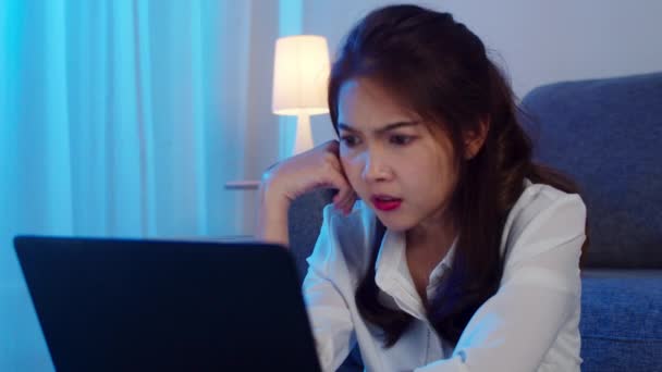 Serbest Çalışan Asyalı Kadınlar Evdeki Oturma Odasında Dizüstü Bilgisayar Kullanıyor — Stok video