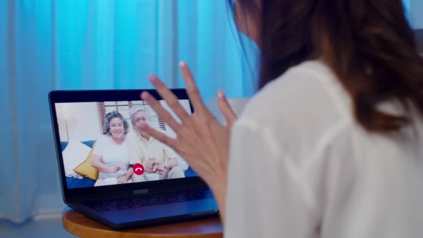 亚洲学生在晚上从家里客厅里工作时 用手提电脑视频与家人交谈 交换女性 自我隔离 社会疏离 在下一个正常的情况下对头孢病毒的检疫 — 图库视频影像