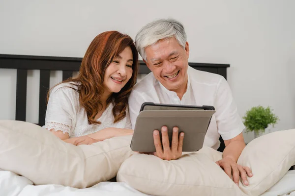 Asiatisches Seniorenpaar Mit Tablet Hause Asiatische Senioren Chinesische Großeltern Mann — Stockfoto