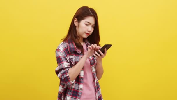 Retrato Mulher Asiática Surpreendida Usando Telefone Celular Com Expressão Positiva — Vídeo de Stock