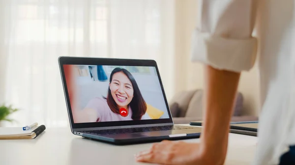 Jovem Mulher Negócios Asiática Usando Chamada Vídeo Laptop Conversando Com — Fotografia de Stock