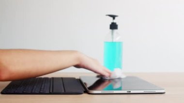 Koronavirüsü korumak için açılmadan önce temiz doku tabletine alkol spreyi sıkan Asyalı bir kadın. Sosyal uzaklık evde kaldığında ve kendini karantinaya aldığında hijyen için kadın temiz yüzey.