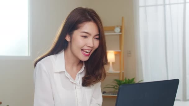 Jeune Femme Affaires Asiatique Utilisant Appel Vidéo Portable Parler Avec — Video