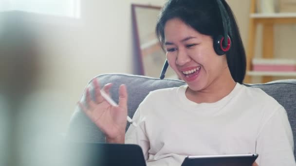 亚洲自由职业职业女性休闲装使用笔记本电脑工作电话电话会议 与工作场所的客户在客厅里 当社交场合待在家里和自我隔离的时候 — 图库视频影像