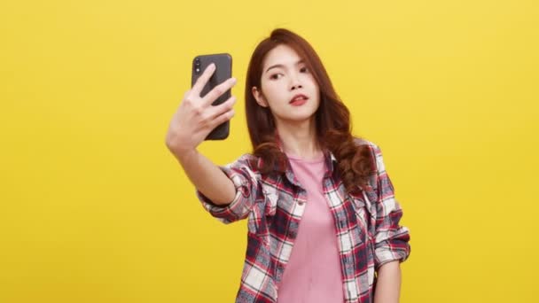 Χαμογελώντας Αξιολάτρευτο Ασιατικό Θηλυκό Κάνοντας Selfie Φωτογραφία Στο Smartphone Θετική — Αρχείο Βίντεο