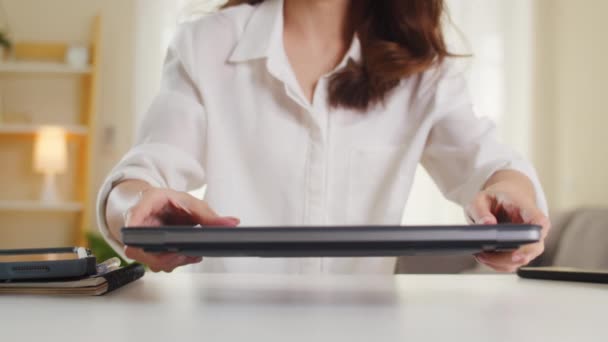 Retrato Freelance Ásia Mulheres Desgaste Casual Usando Laptop Trabalhando Sala — Vídeo de Stock