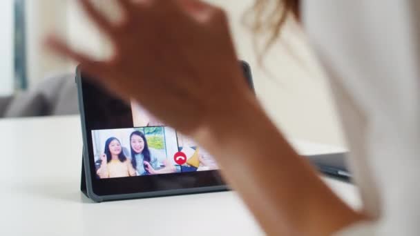 Genç Asyalı Kadını Evde Oturma Odasında Çalışırken Ailesiyle Konuşurken Tablet — Stok video