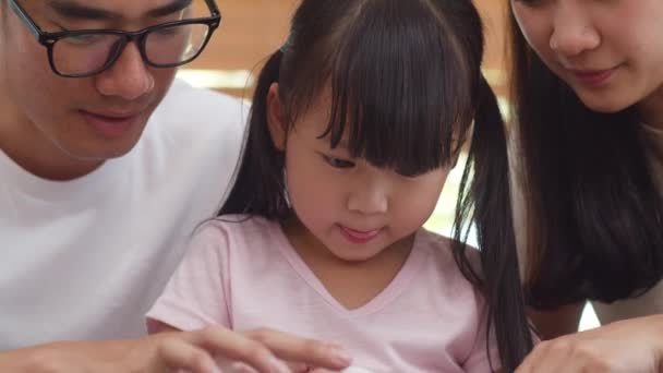 Gelukkige Aziatische Familie Vader Moeder Dochter Met Behulp Van Computer — Stockvideo