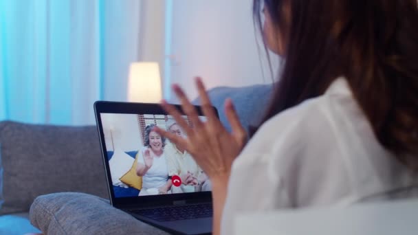 Asia Student Wymiany Kobiet Pomocą Telefonu Wideo Laptopa Rozmowy Rodziną — Wideo stockowe