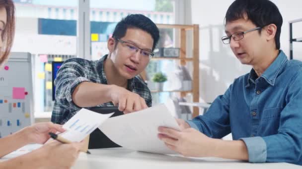 Feliz Joven Asia Hombres Negocios Mujeres Negocios Encuentro Ideas Lluvia — Vídeo de stock