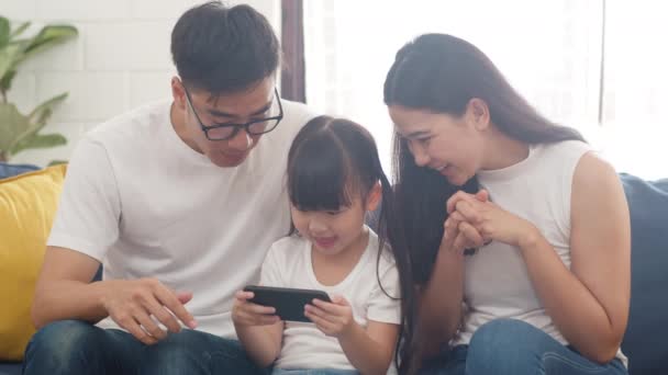 Happy Asian Family Dad Mom Daughter Playing Funny Game Online — Stock Video