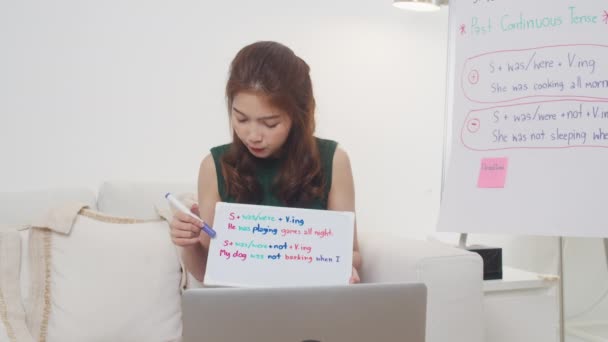 アジアの若い女性英語教師ビデオ会議は オンラインチャットでウェブカメラの学習教師によるコンピュータのラップトップの話を呼び出します 遠隔教育社会的距離コロナウイルス対策隔離 — ストック動画
