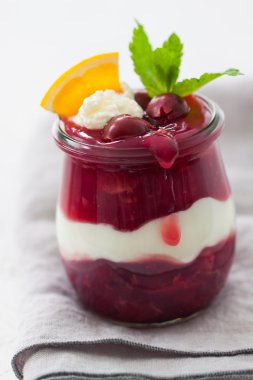 Krem şanti, yoğurt ve çikolata sosu ile ev yapımı noel kiraz vanilya tatlı, closeup