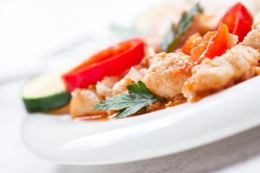 Sebze ve pirinç ile ev yapımı haşlanmış balık, closeup, seçici odak