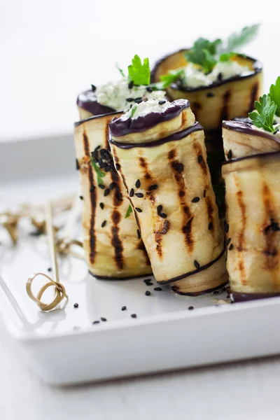 Aperitivos a la parrilla hechos en casa de berenjena (berenjena) con requesón, nueces, sésamo negro y perejil, closeu — Foto de Stock