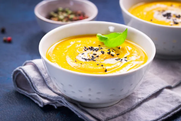 Домашній овочевий суп з гарбузом з вершками та чорним кунжутом — стокове фото