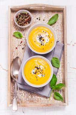 Kabak Krem ve siyah susam ile ile ev yapımı sebze çorbası