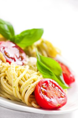 Avokado, domates ve fesleğen sos, closeup ile ev yapımı makarna makarna