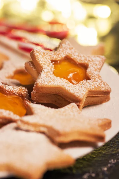 Biscuits de Noël faits maison avec confiture dans un bol, fond et décoration de Noël, gros plan — Photo