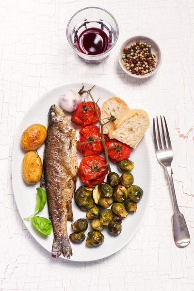Hausgemachter gefüllter und gegrillter Fisch mit gebackenem Gemüse und Brot, von oben — Stockfoto