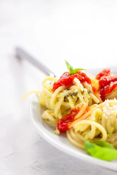 Pasta de espagueti casera con aguacate, tomate y salsa de albahaca, primer plano — Foto de Stock