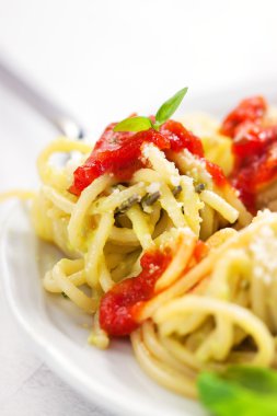 Ev yapımı makarna makarna avokado, domates ve fesleğen sos ile