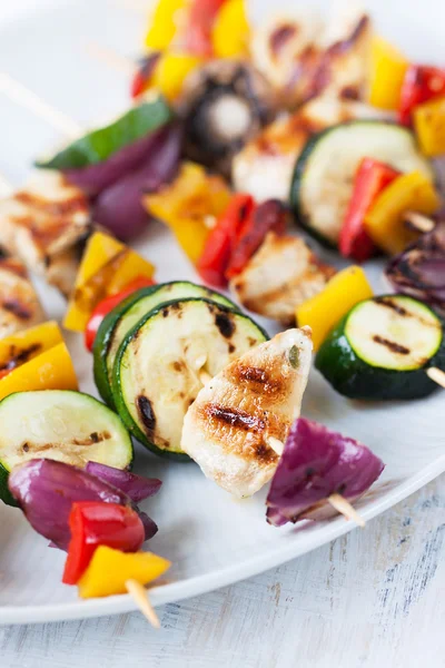 Closeup de espetos de frango ou shashlik com legumes grelhados (cogumelos, páprica, salada, abobrinha, cebola ) — Fotografia de Stock