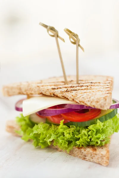 Hausgemachtes leckeres vegetarisches Sandwich mit frischem Gemüse und Käse — Stockfoto