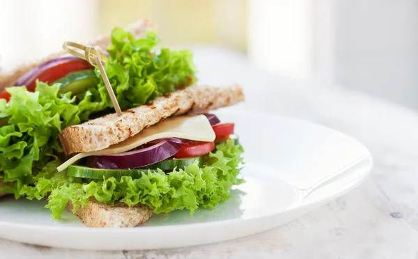 Sándwich vegetariano sabroso casero con verduras frescas y queso — Foto de Stock