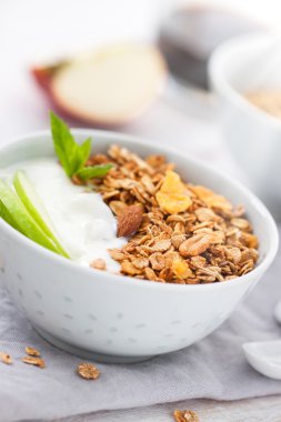 Granola yoğurt ve bir kase Kahvaltı, tatlı elma