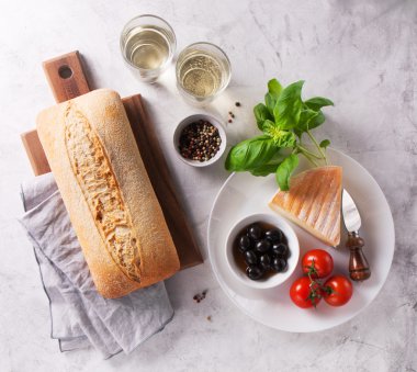 İtalyan meze, görünümü yukarıdaki - ekmek ciabatta, zeytin, domates, peynir, biber, taze fesleğen ve şarap, kopya alanı ile yemek pişirmek için hazır