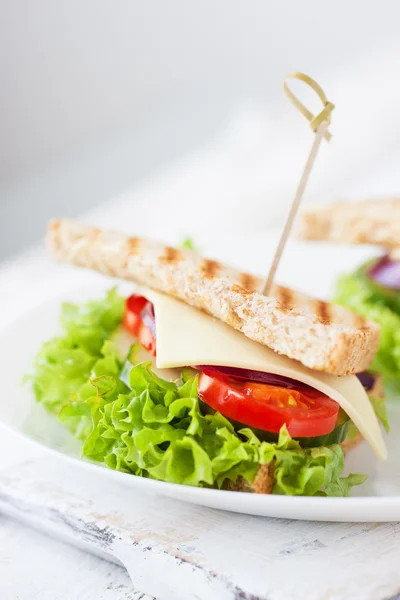 Hausgemachtes leckeres vegetarisches Sandwich mit frischem Gemüse und Käse, Nahaufnahme, selektiver Fokus — Stockfoto