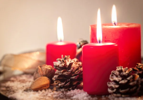 Рождественские свечи с рождественскими украшениями, рождественской или новогодней атмосферой — стоковое фото
