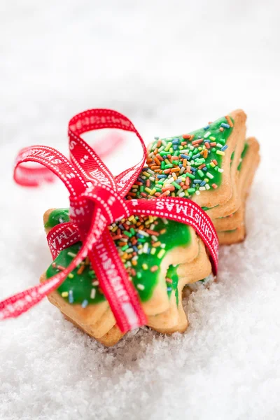 Biscuits de Noël, vitrés forme d'arbre de Noël sur une neige — Photo